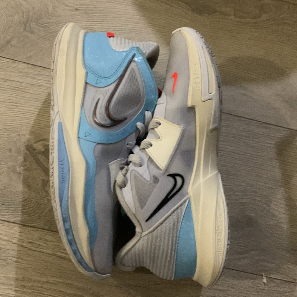Nike Kyrie Low 5 Basketball Shows Blue Chill Grey Men’s size 8